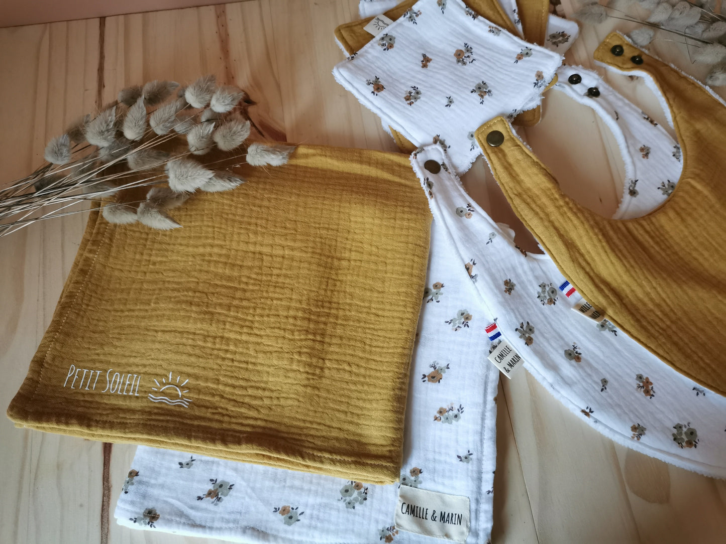 Cadeau de naissance en double gaze jaune moutarde, fleurs, composés de bavoirs, lingettes lavables et langes