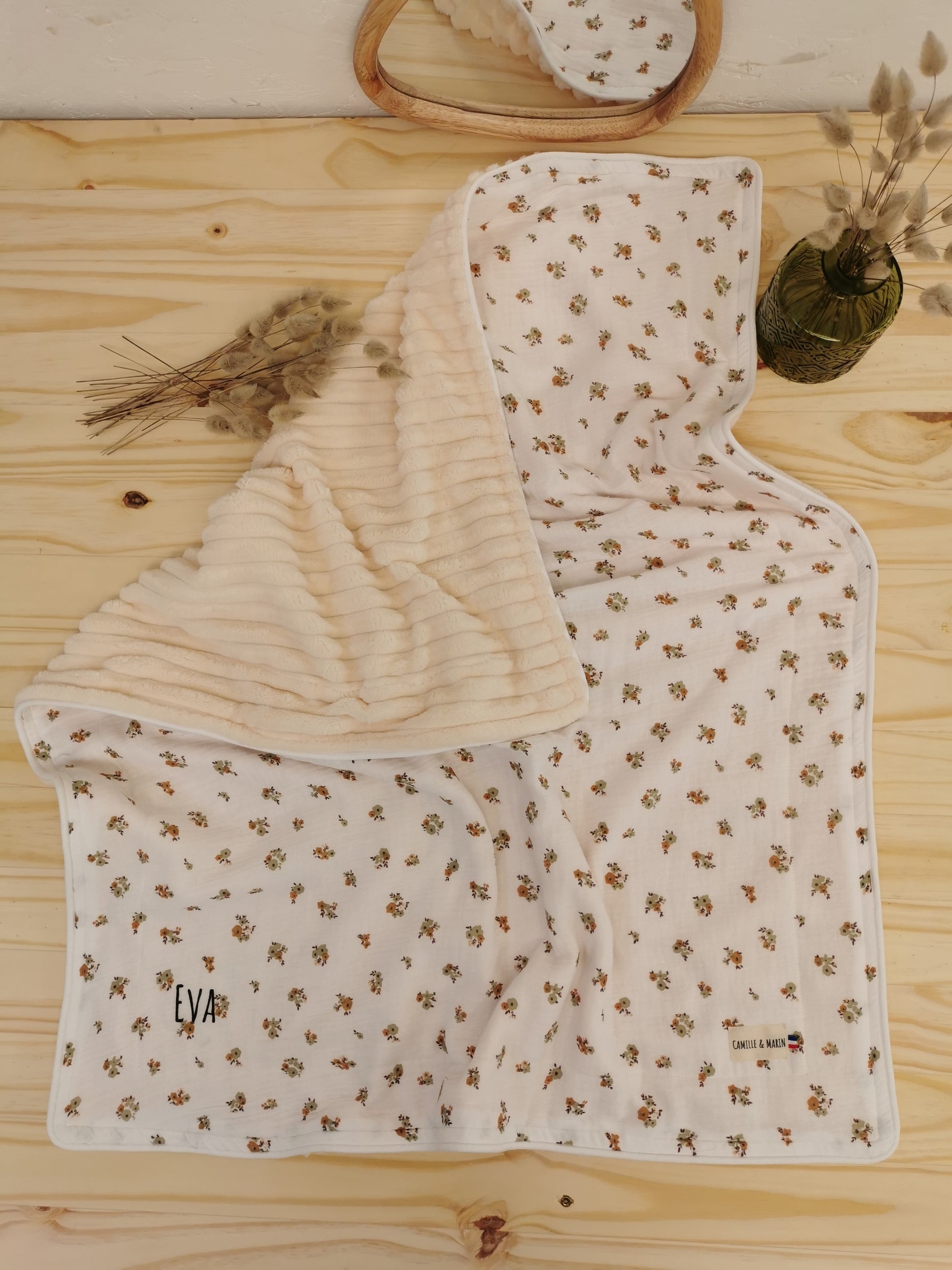 Couverture personnalisée petite fleurs collection Soleil et minky côtelé, avec passepoil blanc et prénom