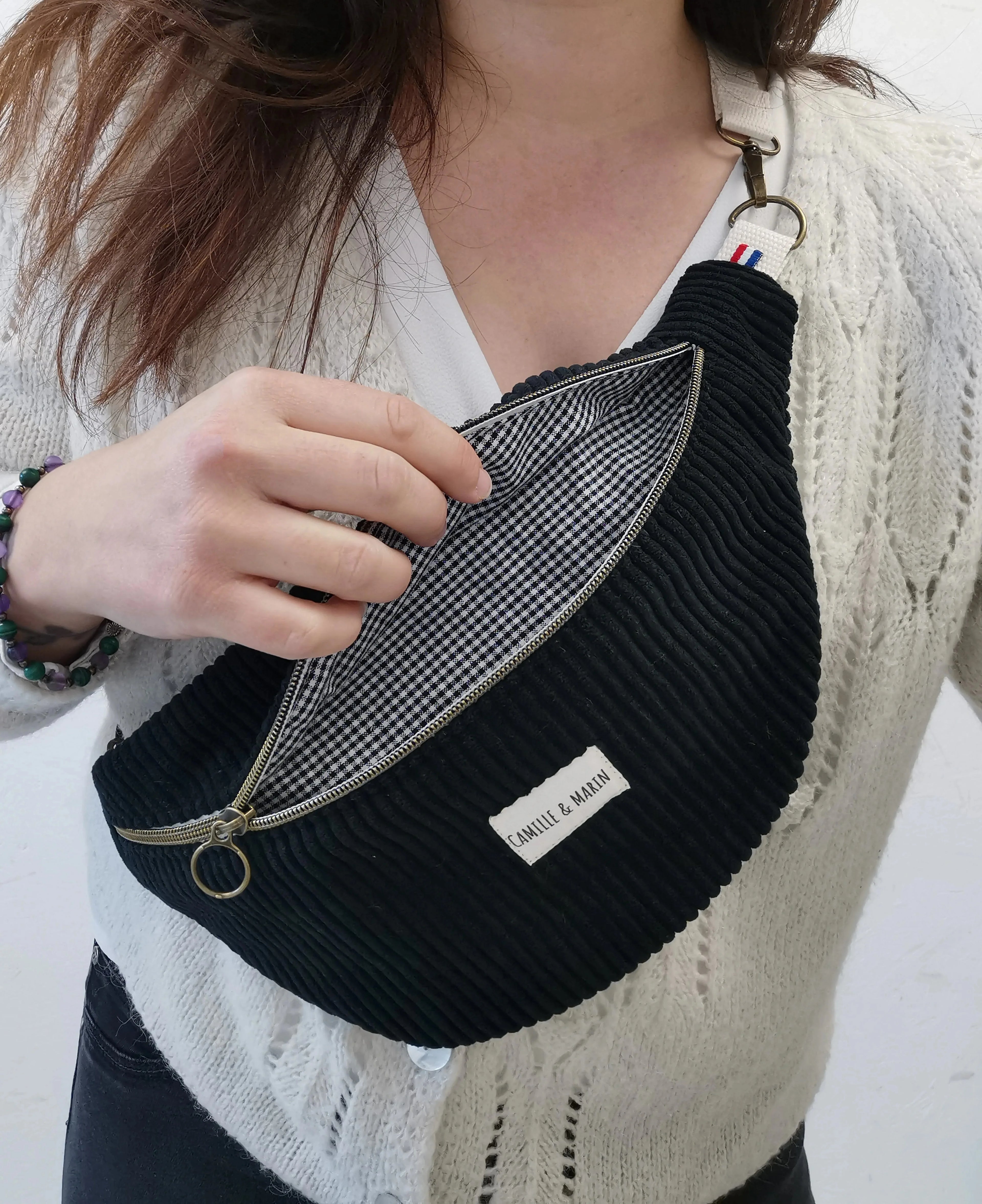 sac banane unique en velours cotelé noir 5mm et une doublure en coton vichy noir haute couture.