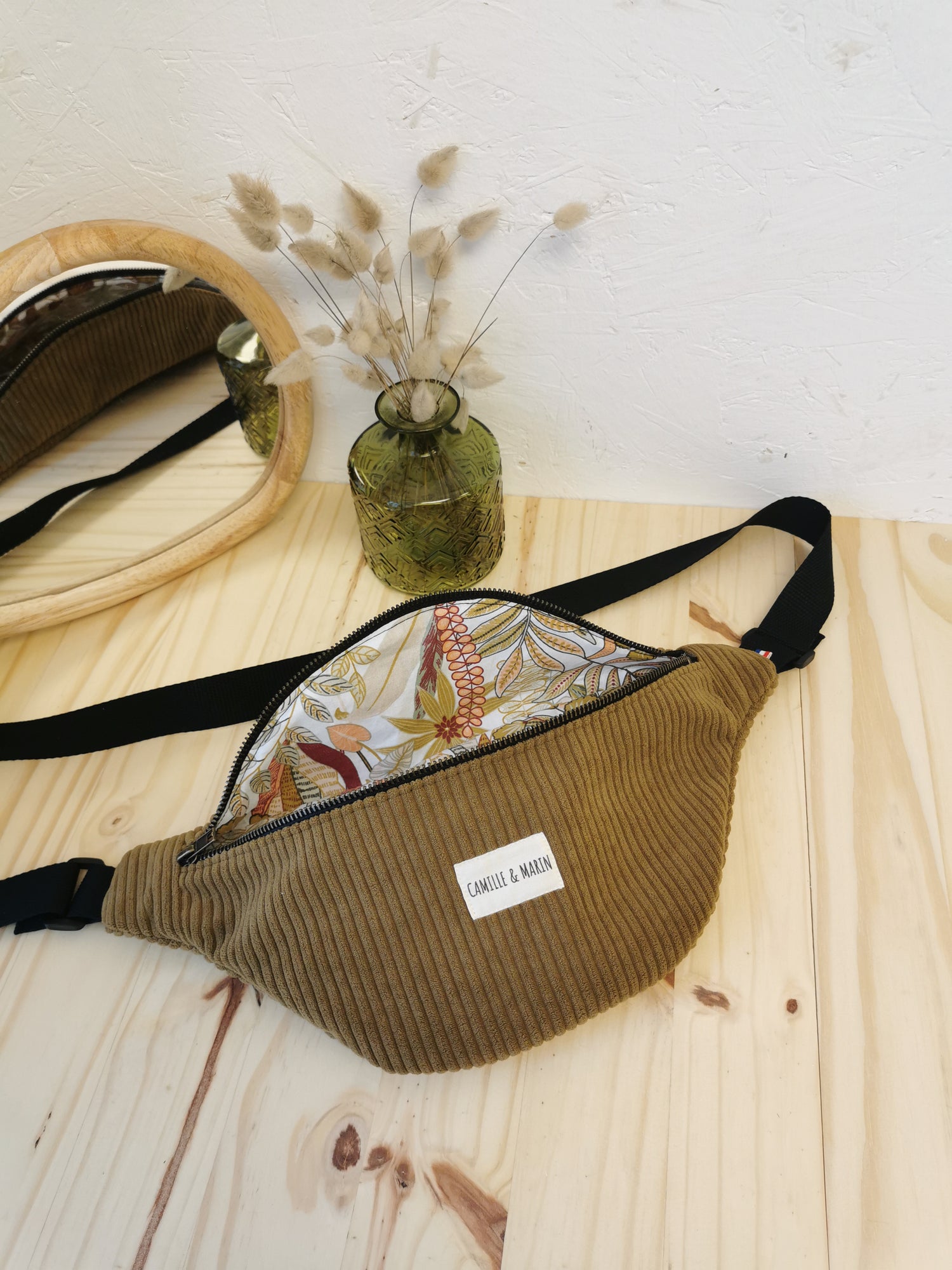 Sac banane homme velours côtelé épais 5mm couleur jaune tabac, intérieur coton imprimé (sélection sur demande), poche zippée au dos du sac, sangle coton noir 30mm. 
Zip homme couleur bronze
Boucle à clipper en plastique noir.
Commande sur-mesure, pièce unique. 