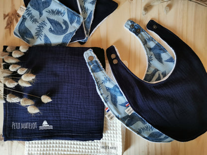 Cadeau naissance bleu garçon, oiseau et double gaze bleu marine, composés de bavoirs, lingettes lavables, langes