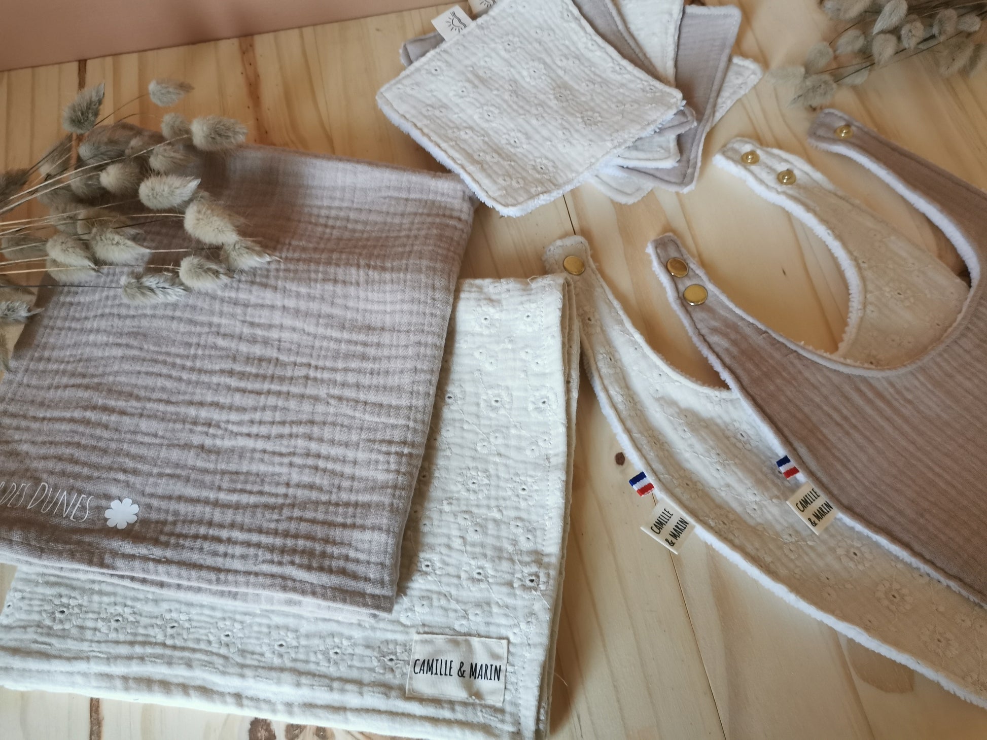 Coffret de naissance Dune avec bavoirs, lingettes lavables et langes, oeko-tex en double gaze beige