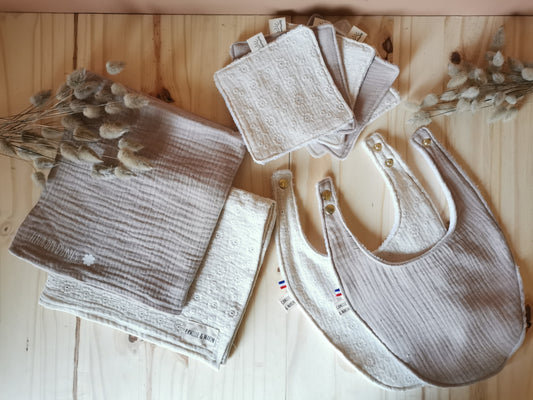 Coffret de naissance avec bavoirs, lingettes lavables et langes, oeko-tex en double gaze beige