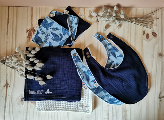 Coffret de naissance bleu garçon, oiseau et double gaze bleu marine, composés de bavoirs, lingettes lavables, langes