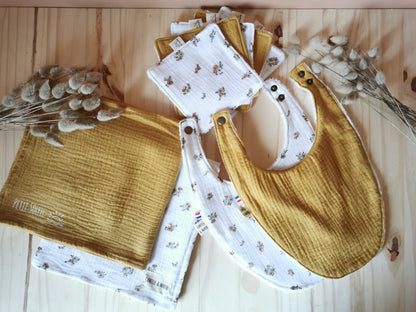 Coffret de naissance en double gaze jaune moutarde, fleurs, composés de bavoirs, lingettes lavables et langes