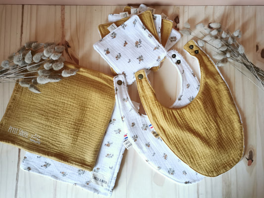 Coffret de naissance en double gaze jaune moutarde, fleurs, composés de bavoirs, lingettes lavables et langes