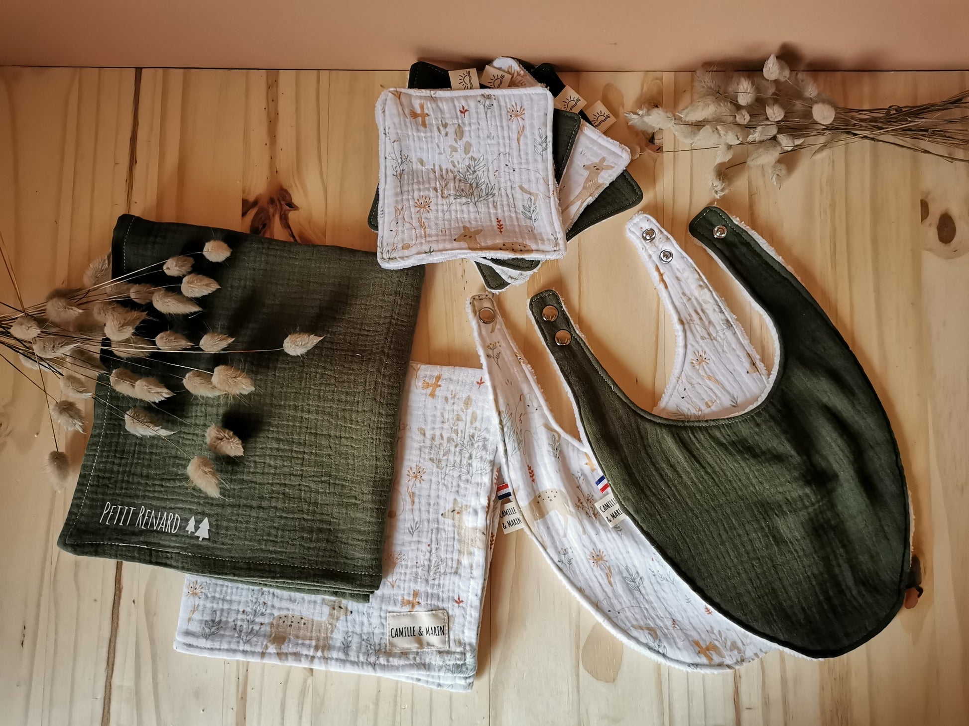 Coffret de naissance en double gaze vert et imprimé animaux (lapin, renard, faon) composés de bavoirs, lingettes lavables, langes