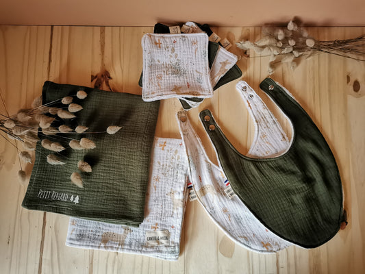 Coffret de naissance en double gaze vert et imprimé animaux (lapin, renard, faon) composés de bavoirs, lingettes lavables, langes