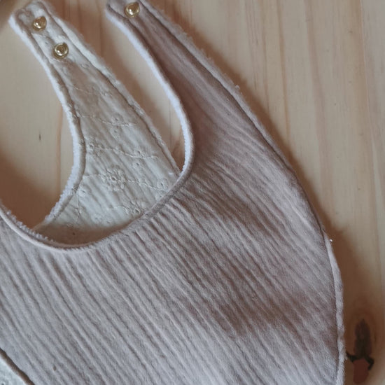 Vidéo d'un coffret de naissance avec bavoirs, lingettes lavables et langes, oeko-tex en double gaze beige