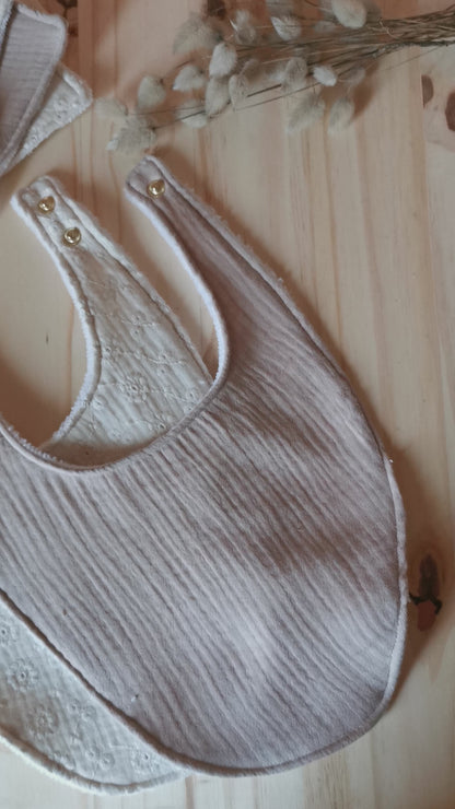 Vidéo d'un coffret de naissance avec bavoirs, lingettes lavables et langes, oeko-tex en double gaze beige