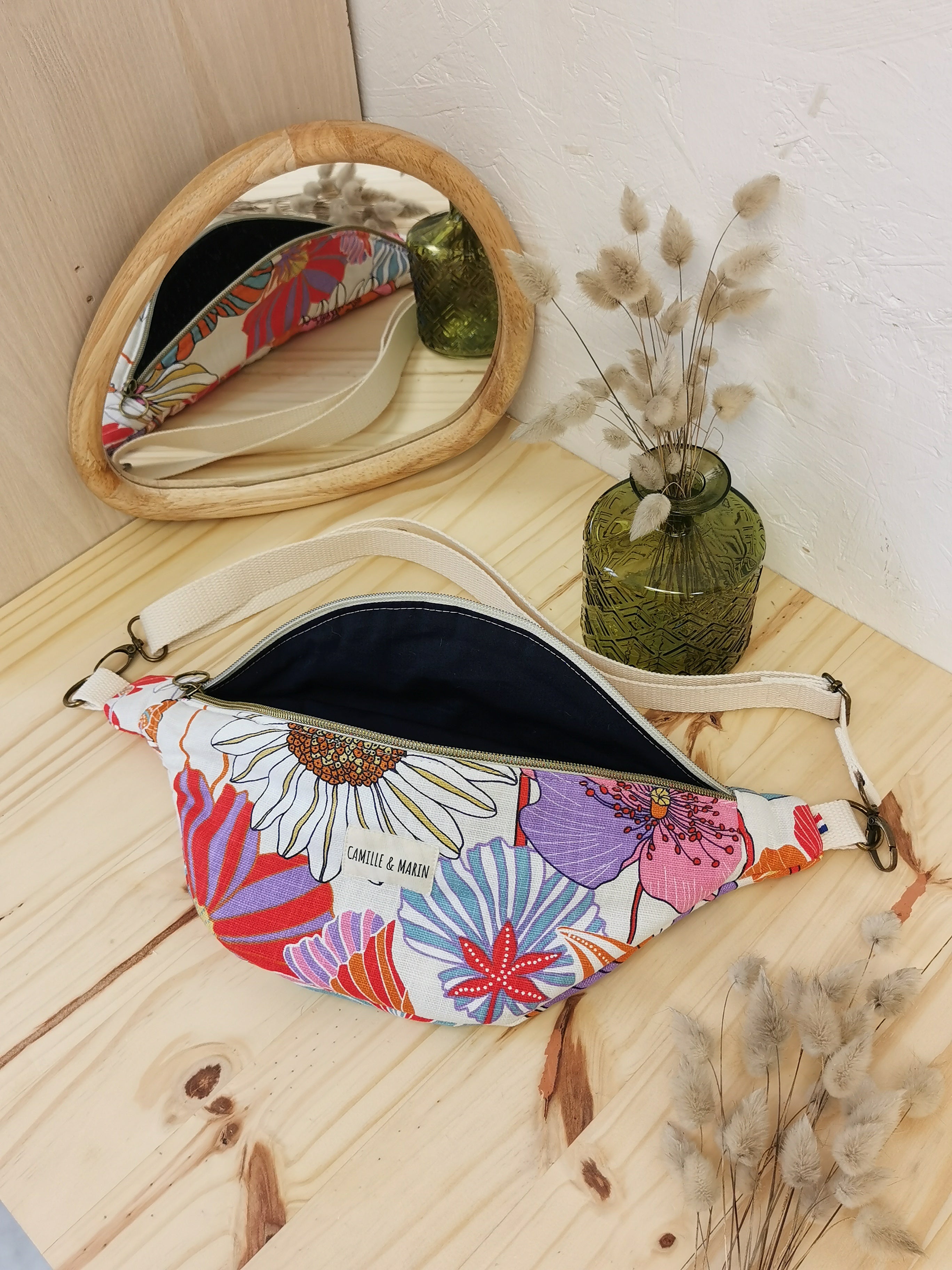 Sac banane femme à fleurs coloré, intérieur coton bleu marine, poche intérieur, sangle coton écru. Collection printemps 2025, pièce unique.
100% coton
Lavage : 30° 