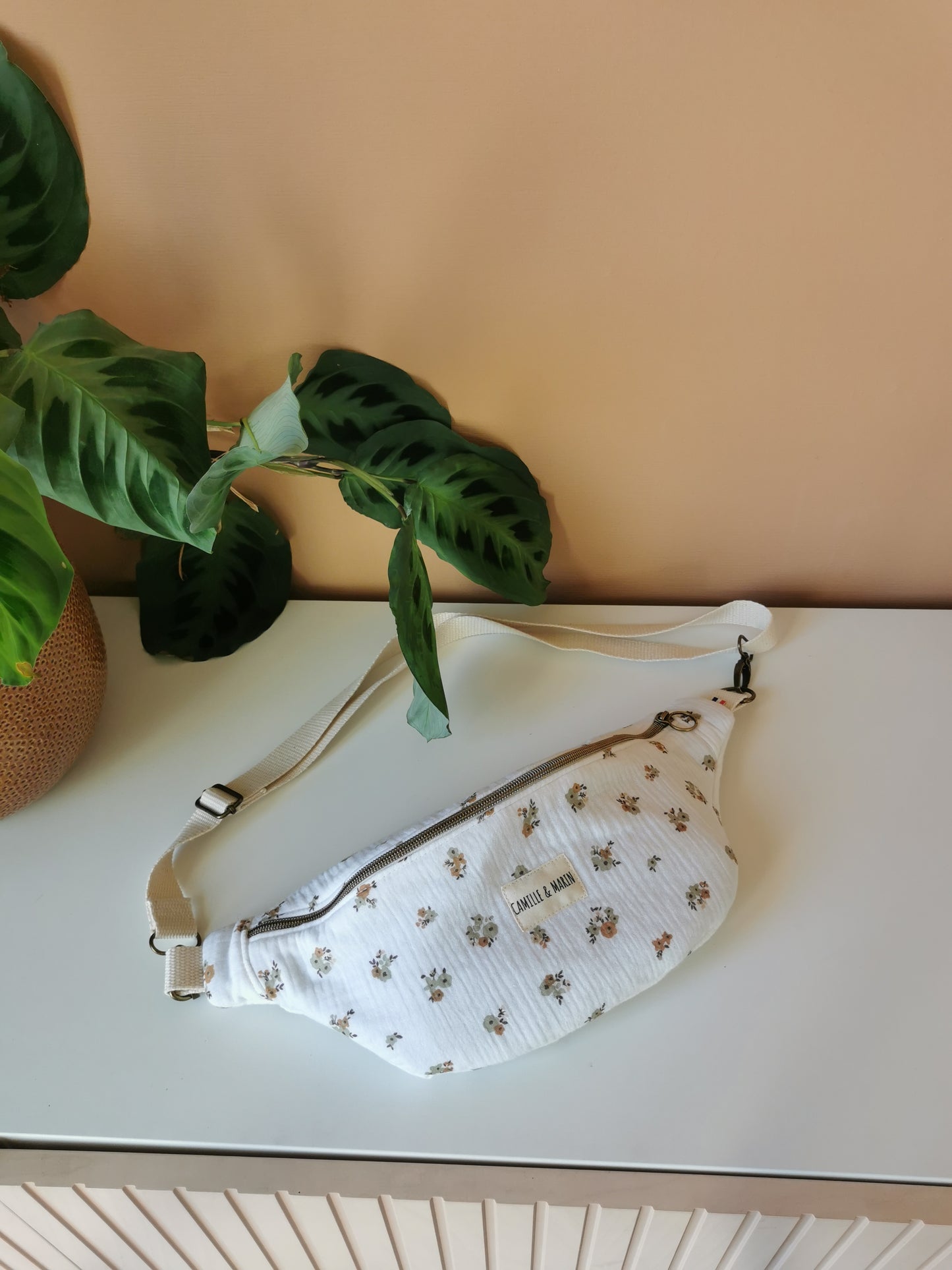 Sac banane personnalisable en double gaze blanche à petites fleurs, ambiance douce et naturelle, printemps