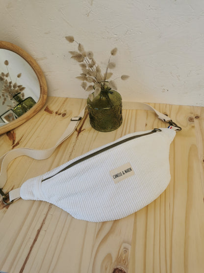 Sac banane en velours blanc porté en bandoulière