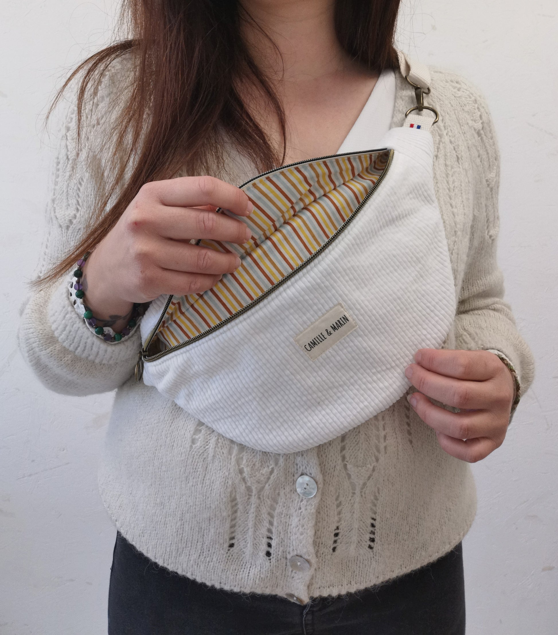 sac banane femme en velours blanc intérieur rayures jaunes porté