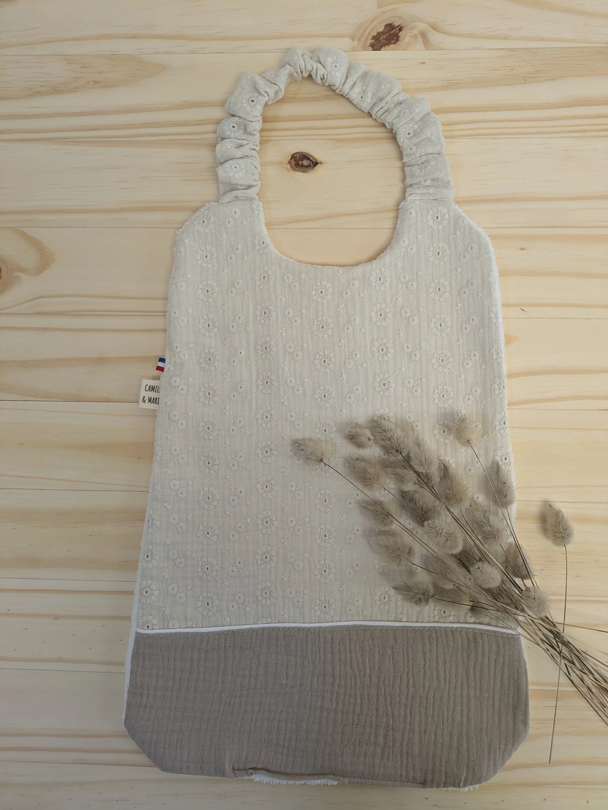bavoir de cantine collection dune bicolore brodée beige