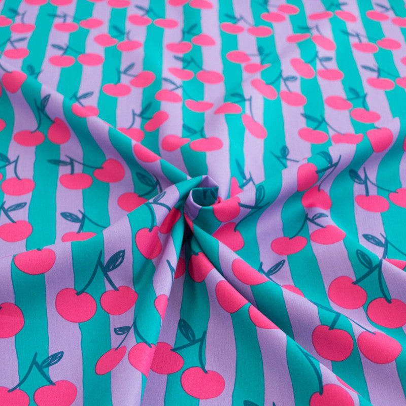 Coton à rayure émeraude/lilas et cerises
100% coton
Oeko-tex : oui
Lavage: 30°
Blanchiment : Blanchiment à proscrire
Repassage : Repassage au fer froid (110°)
Nettoyage à sec : Nettoyage à sec à proscrire
Séchage : Séchage en machine à proscrire