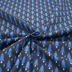 Coton imprimé fusée bleu et fond noir
Motif enfant
100% coton
Oeko-tex : oui
Lavage: 30°
Blanchiment : Blanchiment à proscrire
Repassage : Repassage au fer froid (110°)
Nettoyage à sec : Nettoyage à sec à proscrire
Séchage : Séchage en machine à proscrire